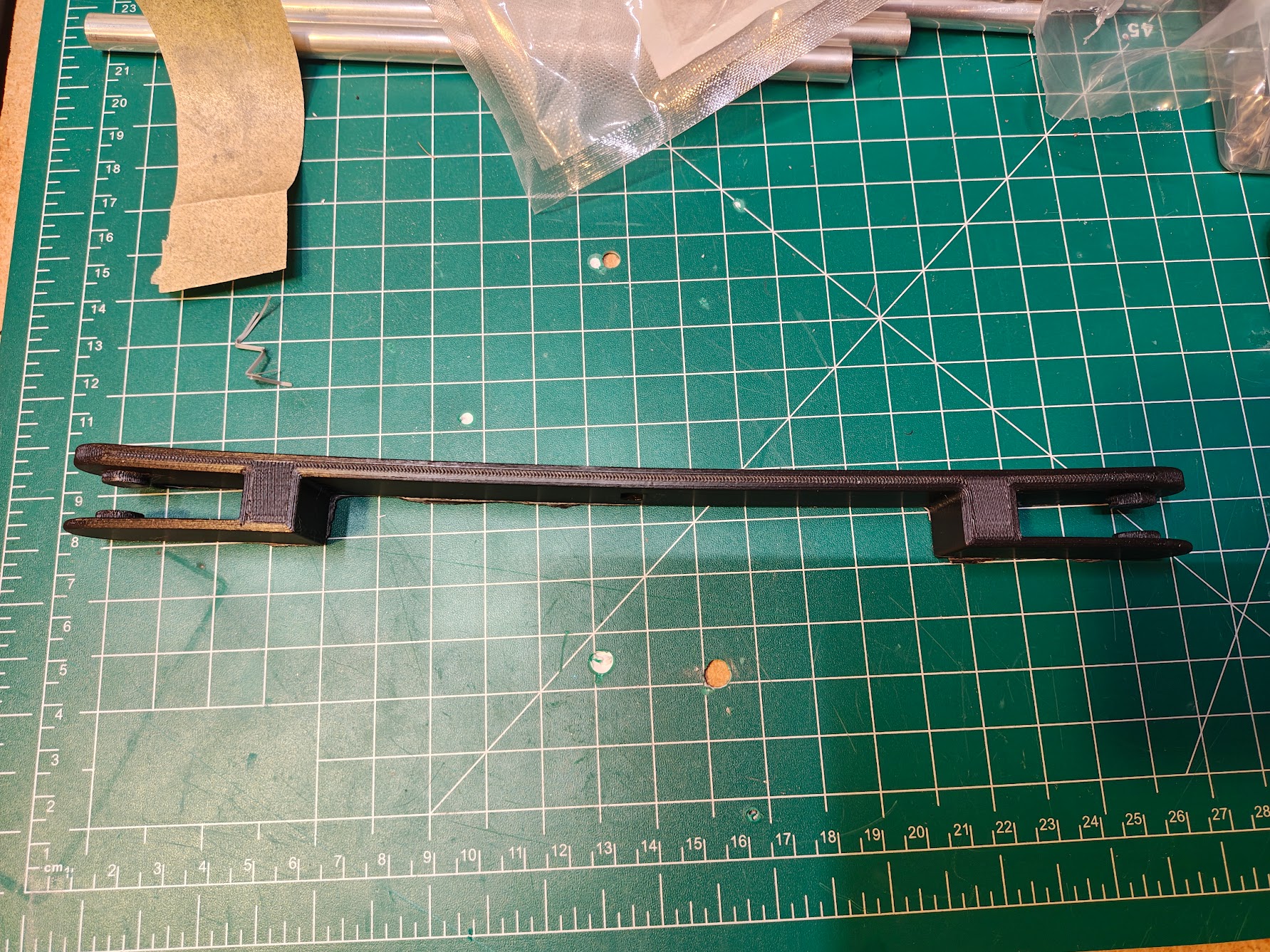 Top view of steering linkage showing tie rods connecting servo to both front knuckles