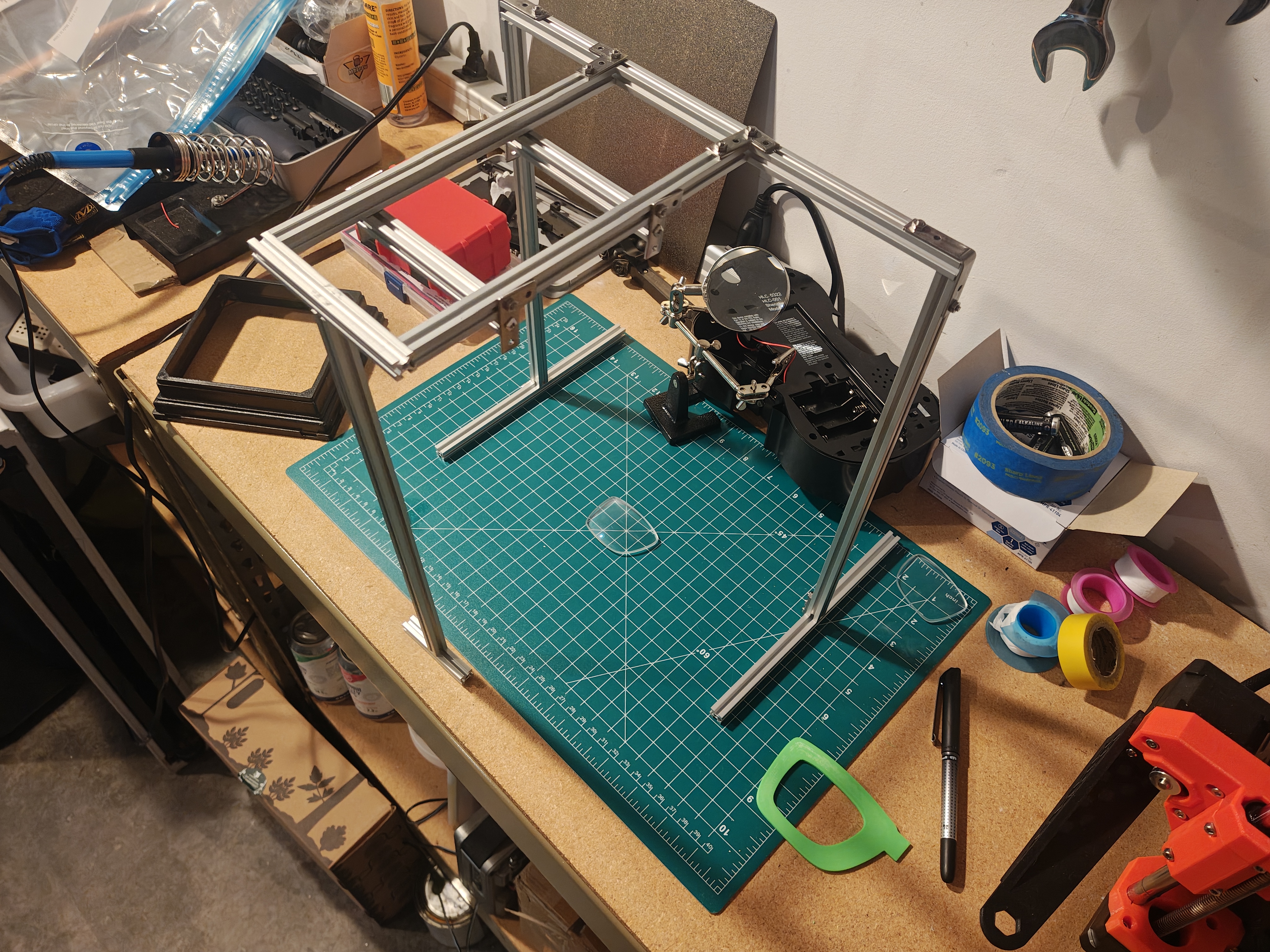 Tracing rig made from small aluminum extrusion holding a cell phone, side view